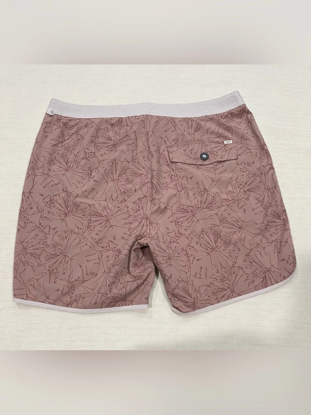 Vuori 7” Cruise Boardshorts in Zion Rose Water Lily Men’s Size Large
